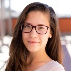 Portrait photo of Zsofia Zavecz.